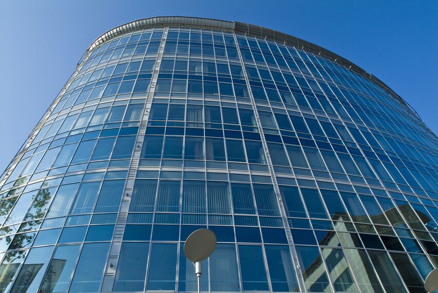 ConceptWall 50 Fassaden und BriseSoleil 100 Sonnenschutz - Office building Trinity Park II ansässig in Warsaw, Polen