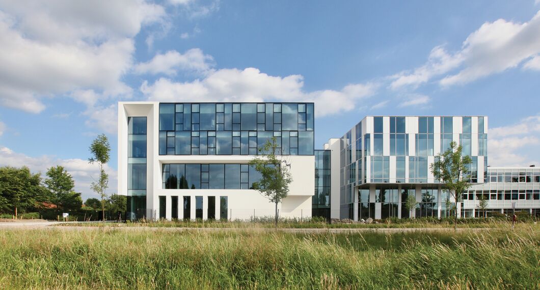 HiFinity Schieben und Falten, BriseSoleil 100 Sonnenschutz, MasterLine 8 Fenster, CW 60-SC Fassaden, CW 86 Standard Fassaden und CW 86-EF Fassaden - Office building Reynaers Campus: Experience Centre ansässig in Duffel, Belgienë