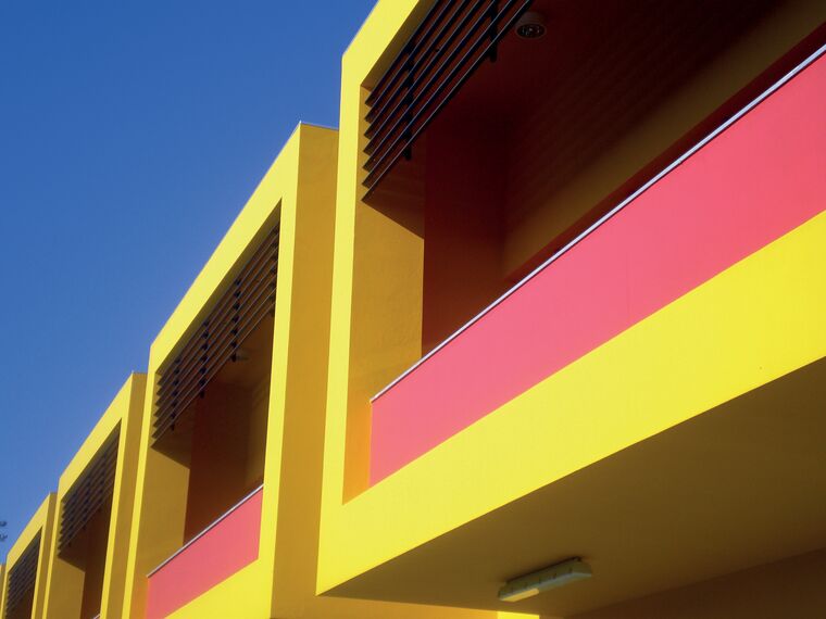 BriseSoleil 100 Sonnenschutz, ConceptWall 50 Fassaden und ConceptRoof 120 Wintergärten - College/University School Almancil ansässig in Almancil, Portugal