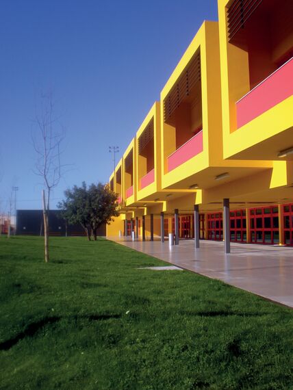 BriseSoleil 100 Sonnenschutz, ConceptWall 50 Fassaden und ConceptRoof 120 Wintergärten - College/University School Almancil ansässig in Almancil, Portugal