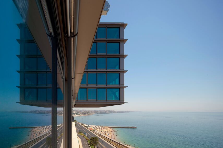 ConceptSystem 77 Fenster und ConceptSystem 77 Türen - Wohnungskomplex Estoril sol residence complex ansässig in Cascais, Portugal