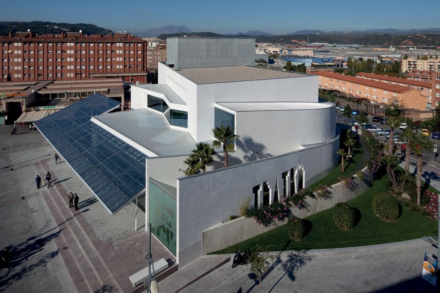 ConceptWall 50 Fassaden und BriseSoleil 100 Sonnenschutz - Office building Teatro municipal núria espert ansässig in Sant Andreu de la Barca, Spanien