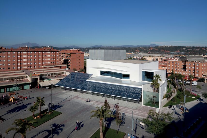 ConceptWall 50 Fassaden und BriseSoleil 100 Sonnenschutz - Office building Teatro municipal núria espert ansässig in Sant Andreu de la Barca, Spanien