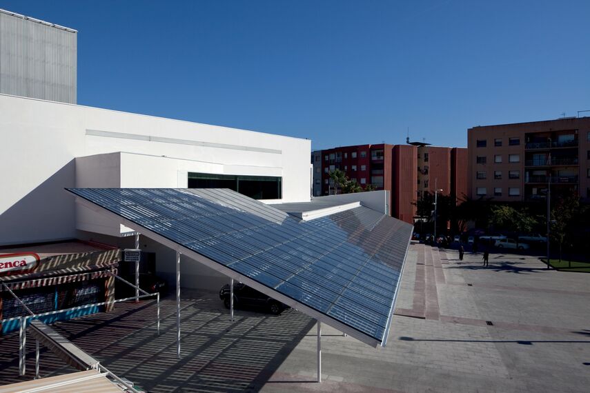 ConceptWall 50 Fassaden und BriseSoleil 100 Sonnenschutz - Office building Teatro municipal núria espert ansässig in Sant Andreu de la Barca, Spanien