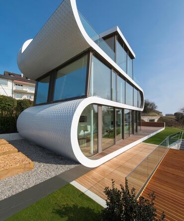 Maison privée abstraite dans un jardin ensoleillé.