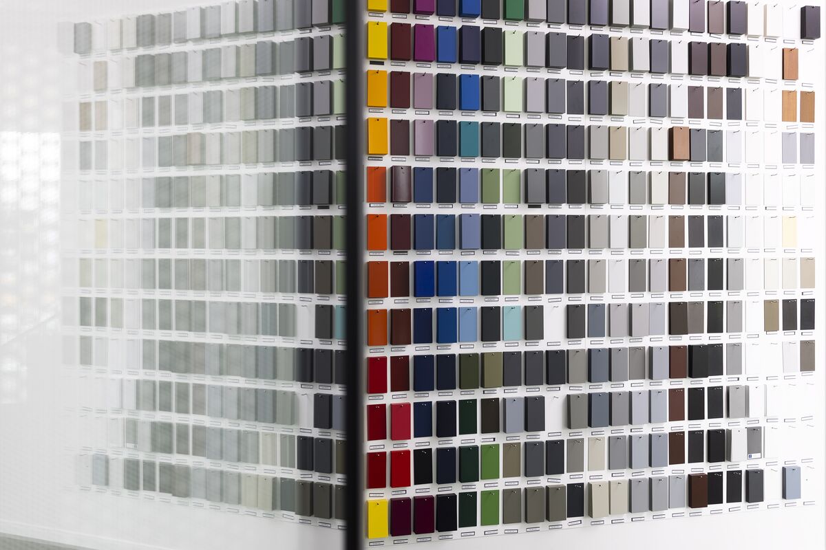 Mur d’échantillons de couleurs en différentes couleurs sur reynaers Campus.