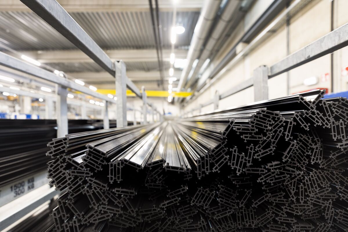 Bandes thermiques noires empilées dans un châssis en fer dans l’entrepôt.