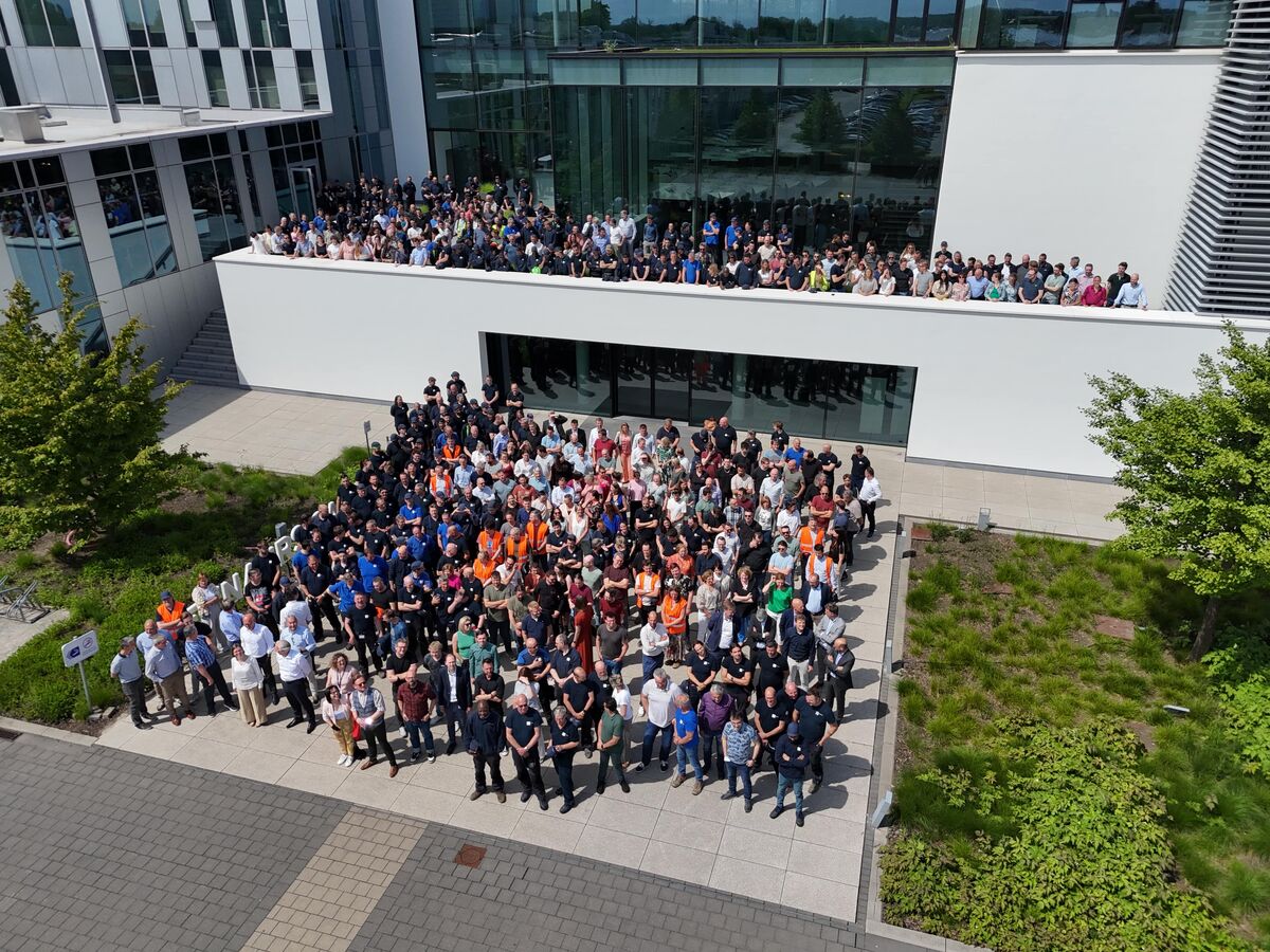 Gruppenfoto der Mitarbeiter vor dem reynaers Campus.