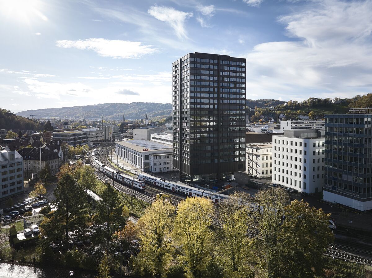 Hoches schwarzes Wohngebäude neben der Eisenbahn in Zürich.