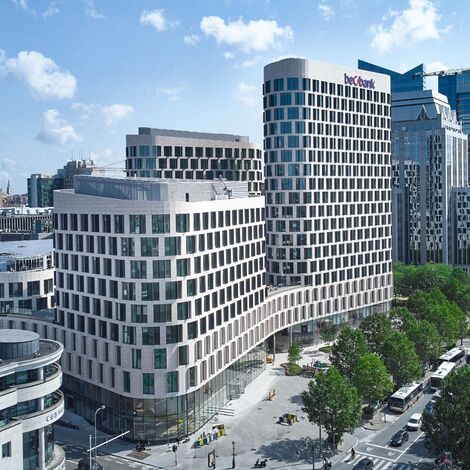 Futuristico edificio per uffici bianco con curve a Bruxelles.