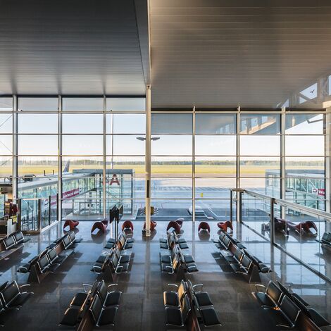 ConceptWall 60 Murs rideaux, ConceptSystem 77 Fenêtres, ConceptSystem 59Pa Fenêtres, ConceptWall 50 Murs rideaux, CW 50-FP Murs rideaux et CW 50-SG Murs rideaux - MPL Passenger Terminal situé à Wrocław, Pologne