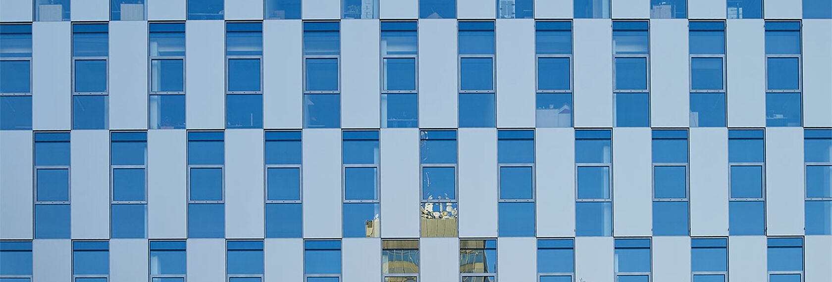 Dettaglio vista esterna della facciata dell'elemento sull'edificio Crystal a Praga.
