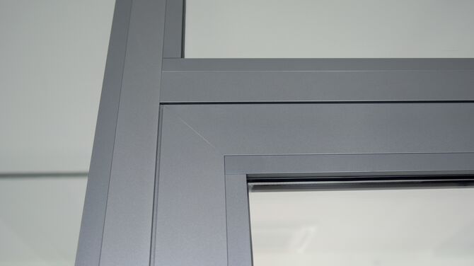 Détail d’une porte affleurante grise.