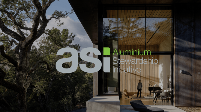 Logo ASI davanti a una villa moderna in una foresta.