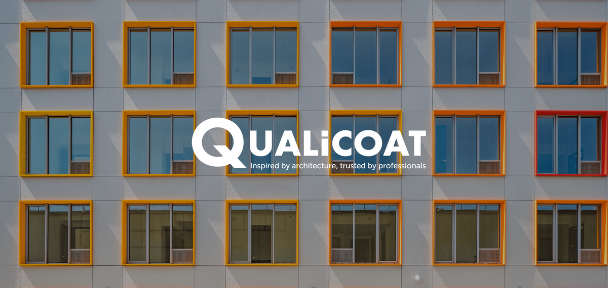 Qualicoat-Logo vor bunten Fenstern.
