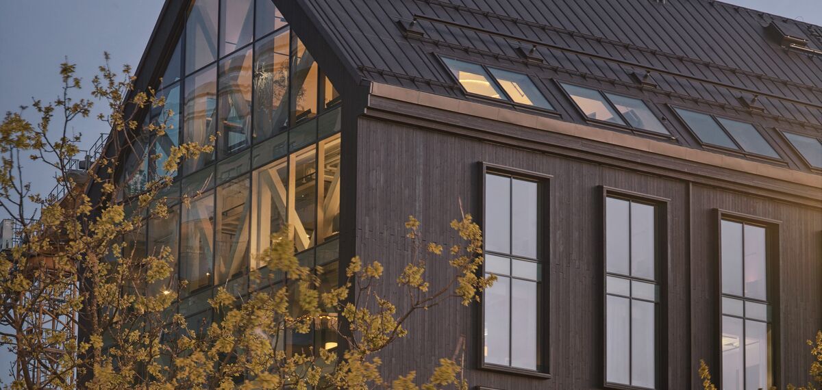 Bâtiment Habitat 7 en Suède, avec une façade en bois et en arbre.