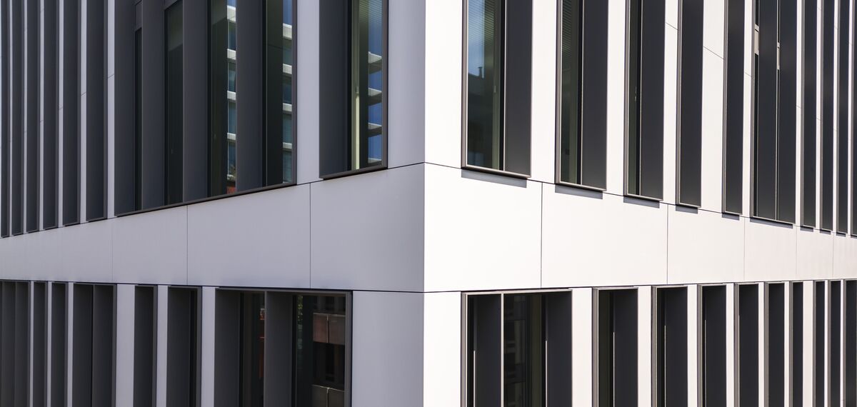 Nahaufnahme der verglasten Fassade