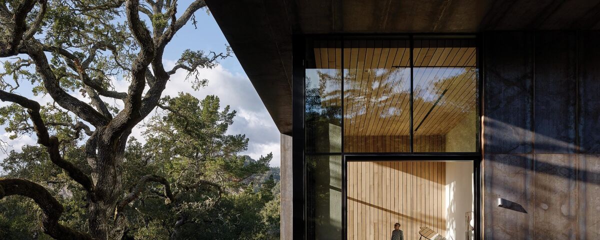  Villa moderne en béton dans la forêt.