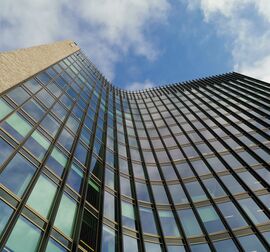 Bürogebäude in Bronzefarbe mit Elementfassaden.
