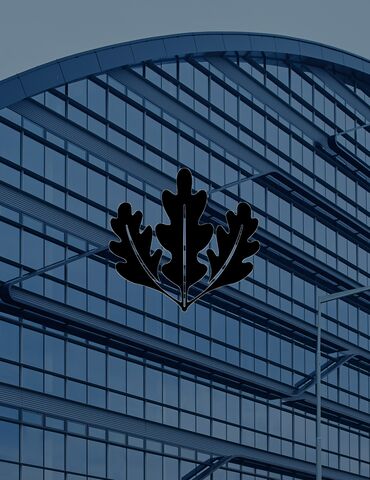 Logo LEED di fronte a un moderno edificio per uffici.