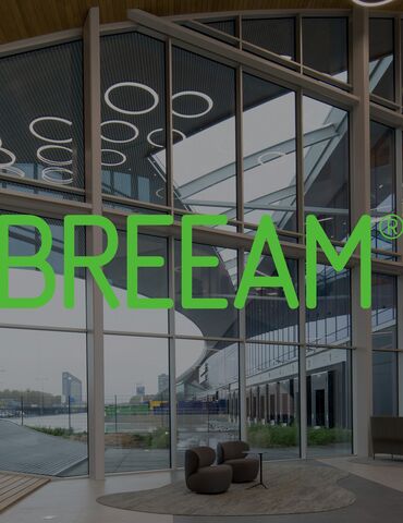 Logo BREEAM davanti al moderno centro di distribuzione.