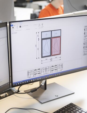 Modello di finestra BIM sullo schermo del computer in ufficio