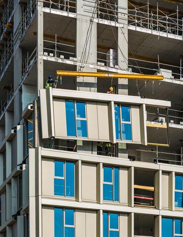 Grattacielo beige con molte finestre nel centro della città.