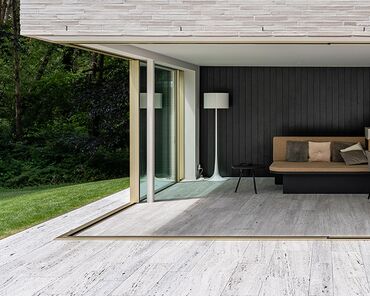 Janela de correr HiFinity com solução de canto aberto, apresentado numa casa privada belga contemporânea.