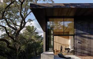  Villa moderne en béton dans la forêt.